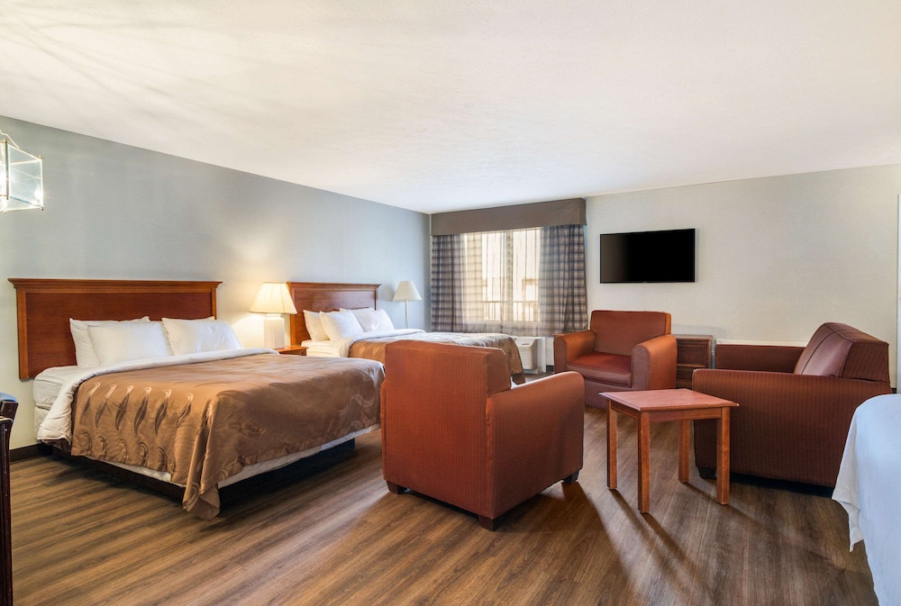 Suite, Non Smoking (1 King Bed, 2 Queen Beds) - Photo 9