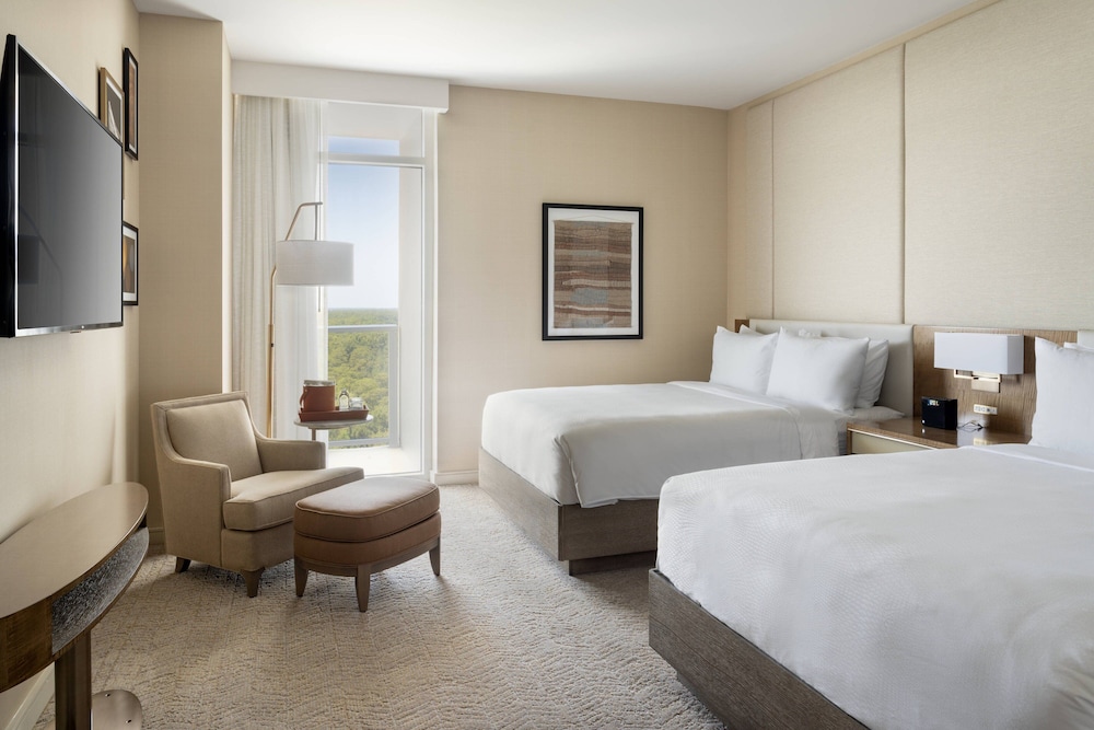 Suite, 2 Bedrooms (Mobility Accessible, Roll-In Shower)