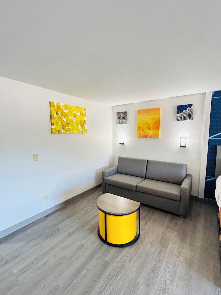 Basic Suite, Multiple Beds, Non Smoking - Photo 3