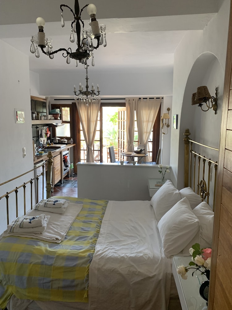 Comfort Studio, 1 Queen Bed with Sofa bed, Garden View, Beachfront photo 1