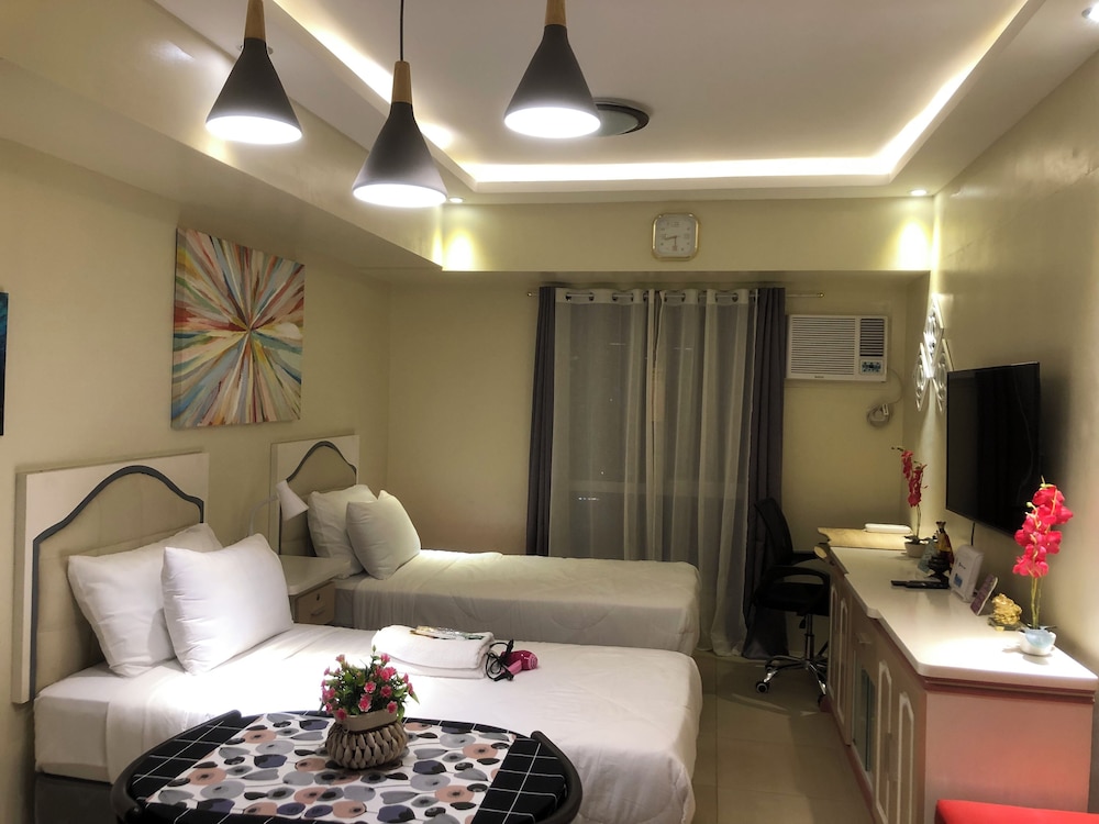 City Studio Suite, 2 Twin Beds, Pool Access, Tower photo 1