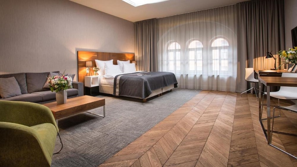 Deluxe Suite - Photo 1