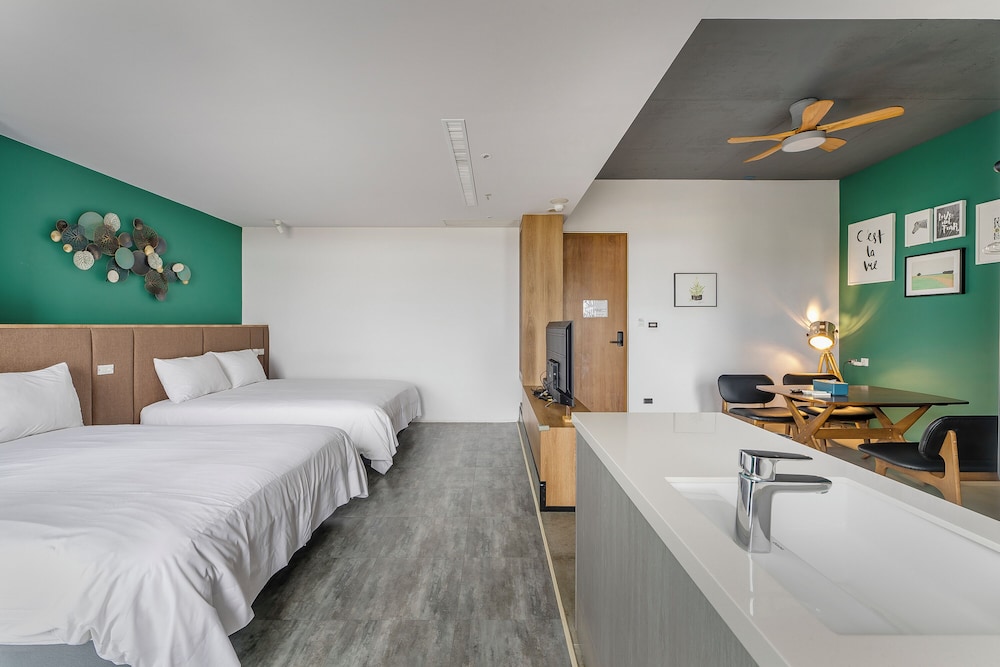 Family Quadruple Room, 2 Double Beds, Balcony, City View photo 2