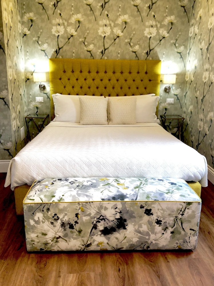 Junior Suite, 1 Queen Bed, City View, Tower (stair access only) photo 3