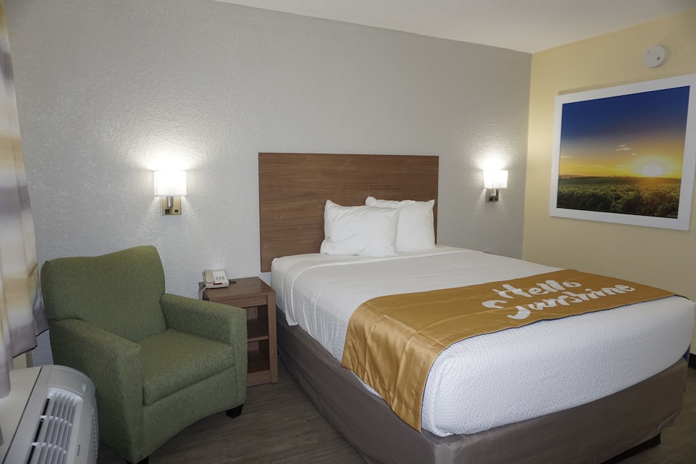 Basic Room, 1 Queen Bed, Non Smoking - Photo 10