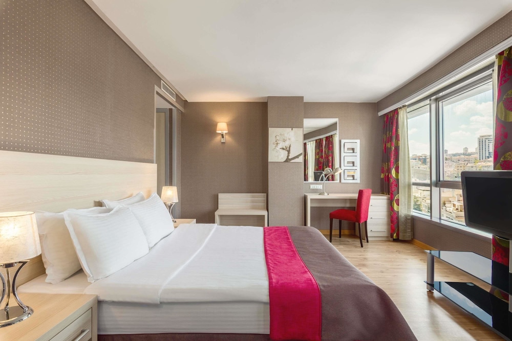 Suite, 1 Double Bed - Photo 11