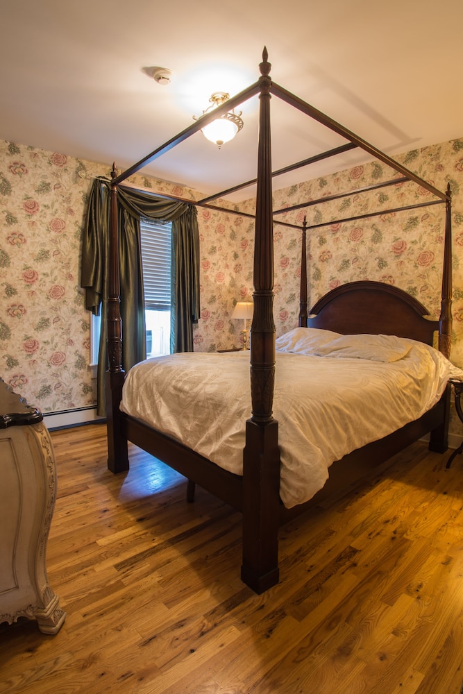 Suite, 1 Queen Bed, Jetted Tub photo 1