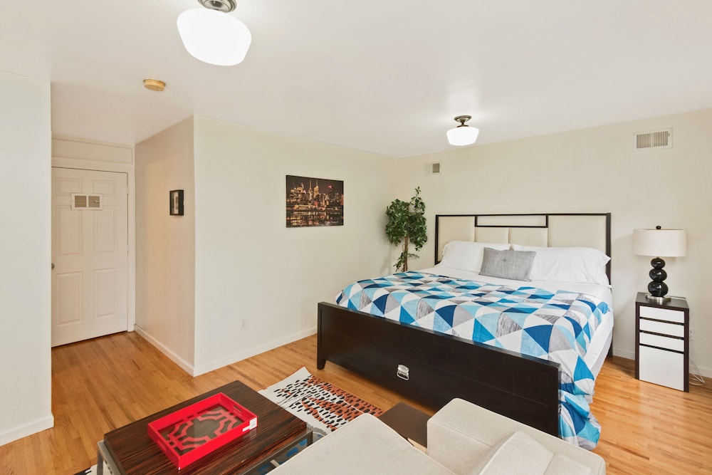 Executive Suite, 1 King Bed with Sofa bed, Non Smoking, Private Bathroom, Shared Kitchen photo 1