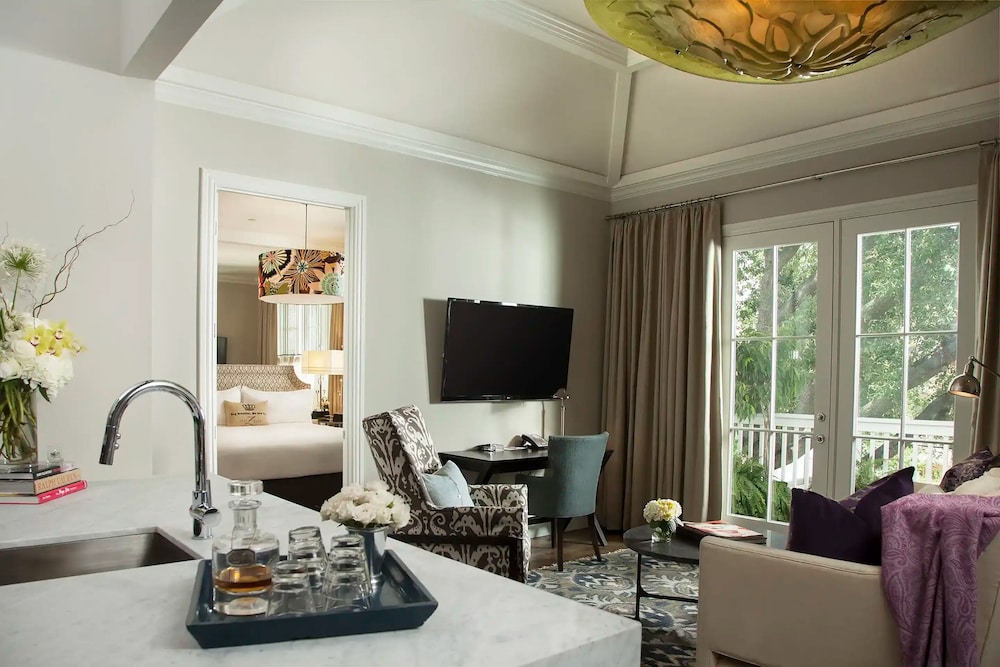 Signature Suite, 1 King Bed - Photo 1