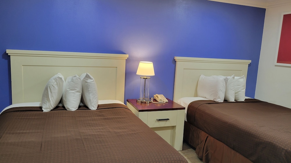 Deluxe Single Room, 2 Queen Beds photo 1