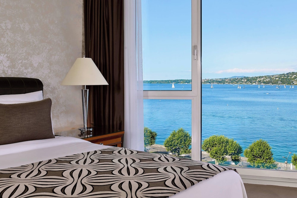 Junior Suite, 1 King Bed, Lake View