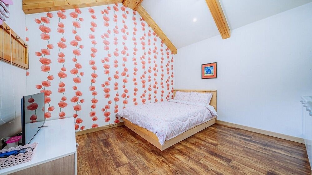 Room (Pink Sage) photo 1