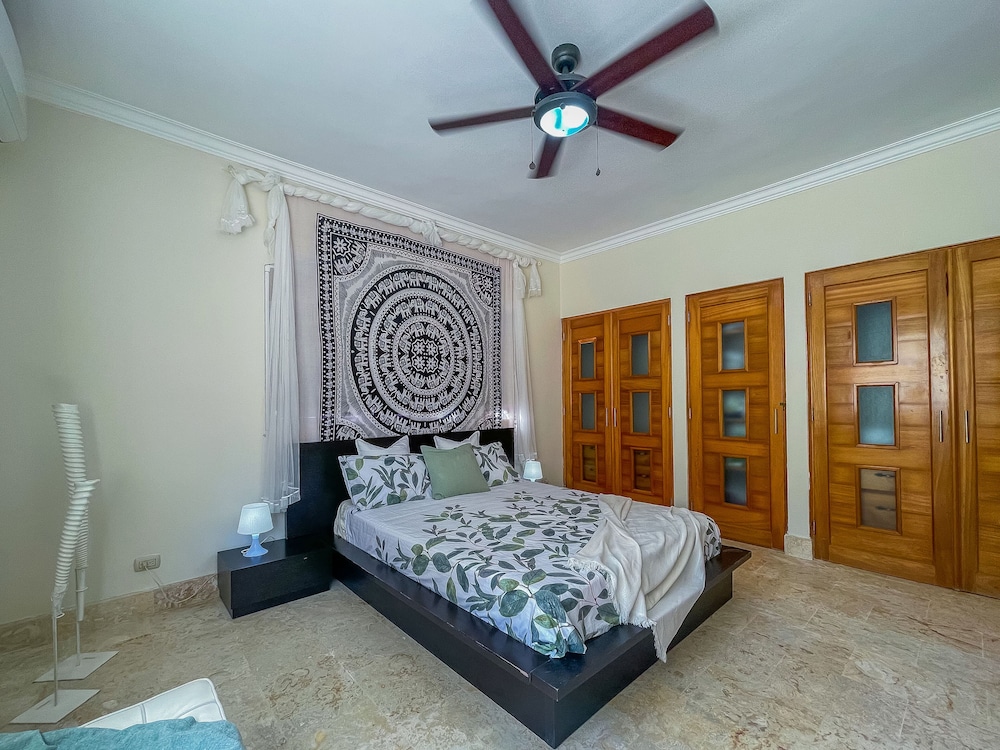 Room, Multiple Beds (Goldener, 3 King Beds)