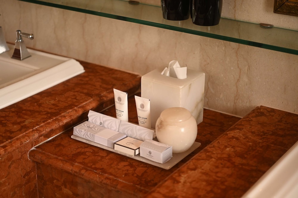Luxury Suite - Photo 16