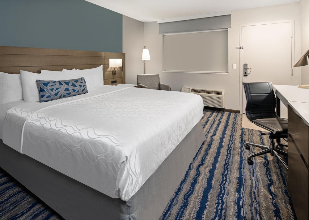 Standard Room, 1 King Bed, Accessible, Non Smoking - Photo 2