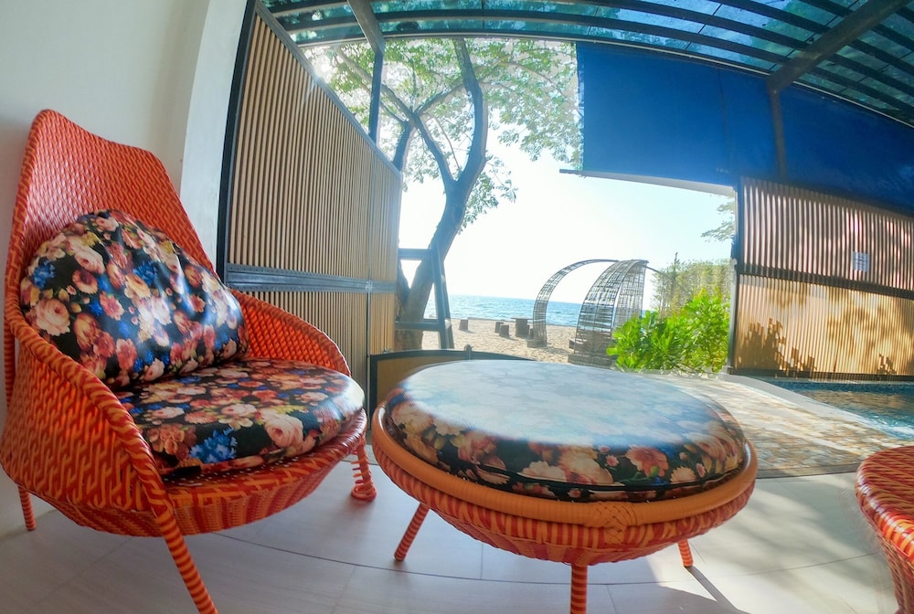 Beachfront Villa photo 2