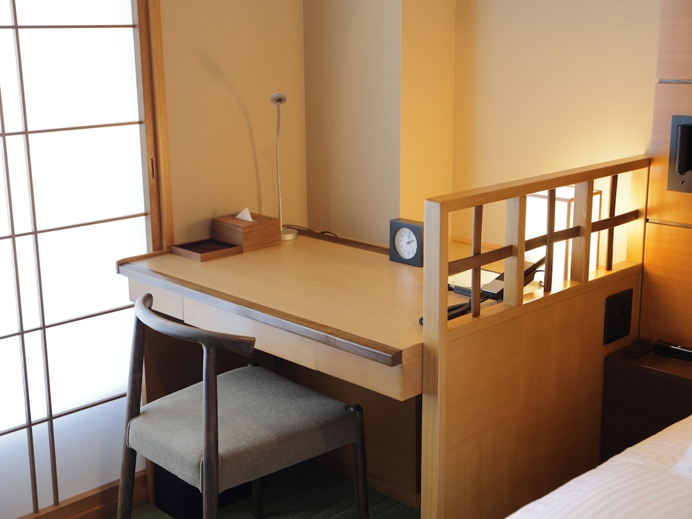 Standard Double Room, 1 Queen Bed, Non Smoking (High Floor) thumbnail 5