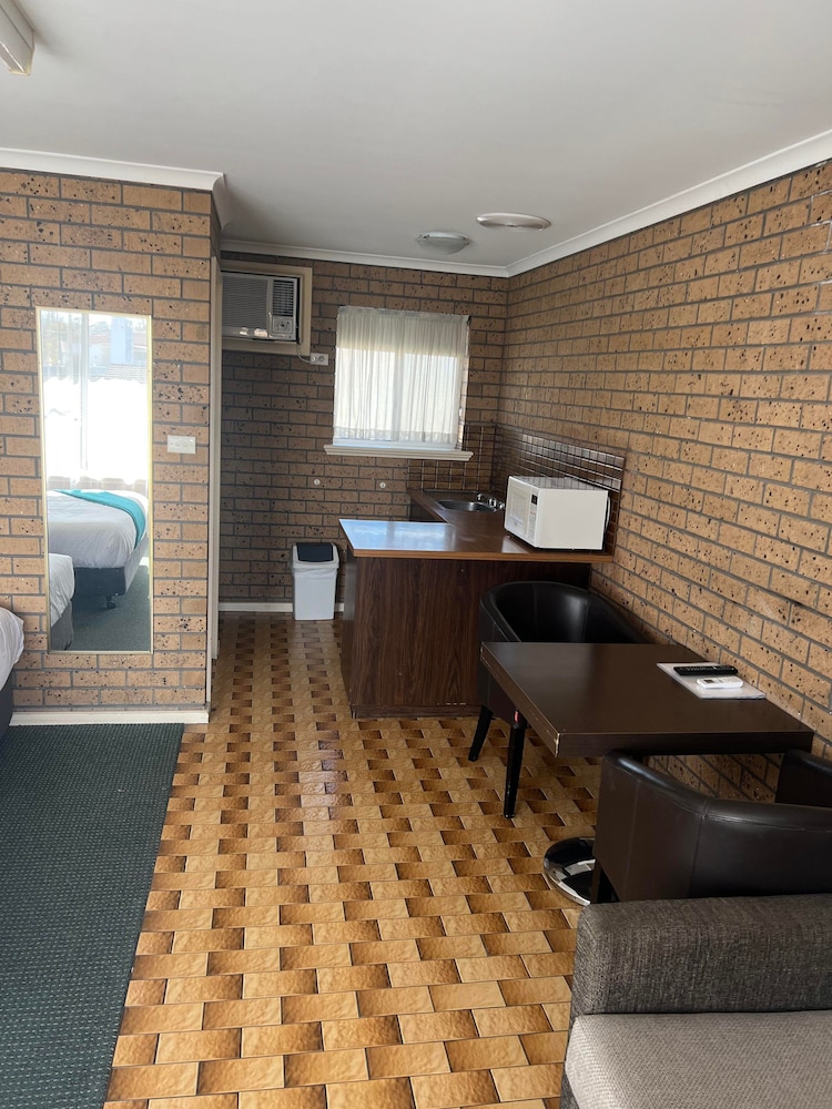Basic Studio, Multiple Beds photo 3
