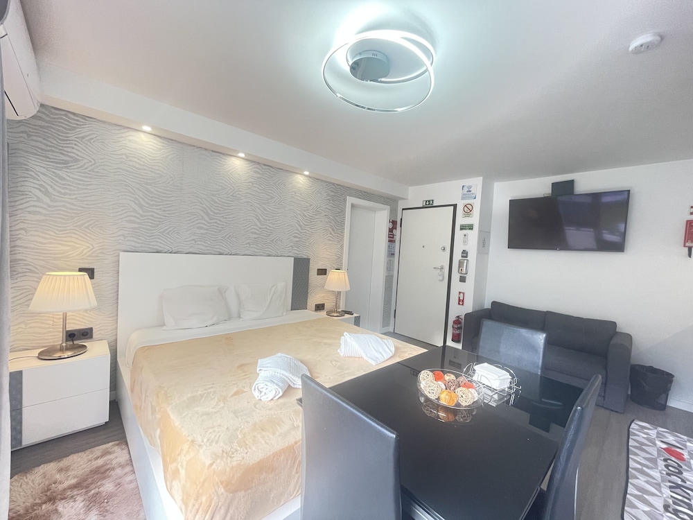 Deluxe Apartment, 1 Queen Bed with Sofa bed, Kitchen, Partial Sea View photo 3