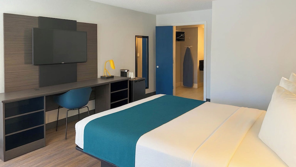 Deluxe Room, 1 Queen Bed, Accessible, Non Smoking photo 2