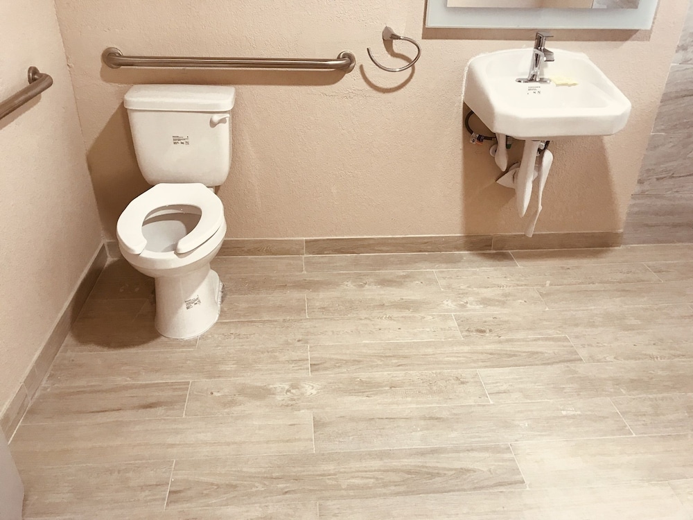 ADA King Room - Photo 4