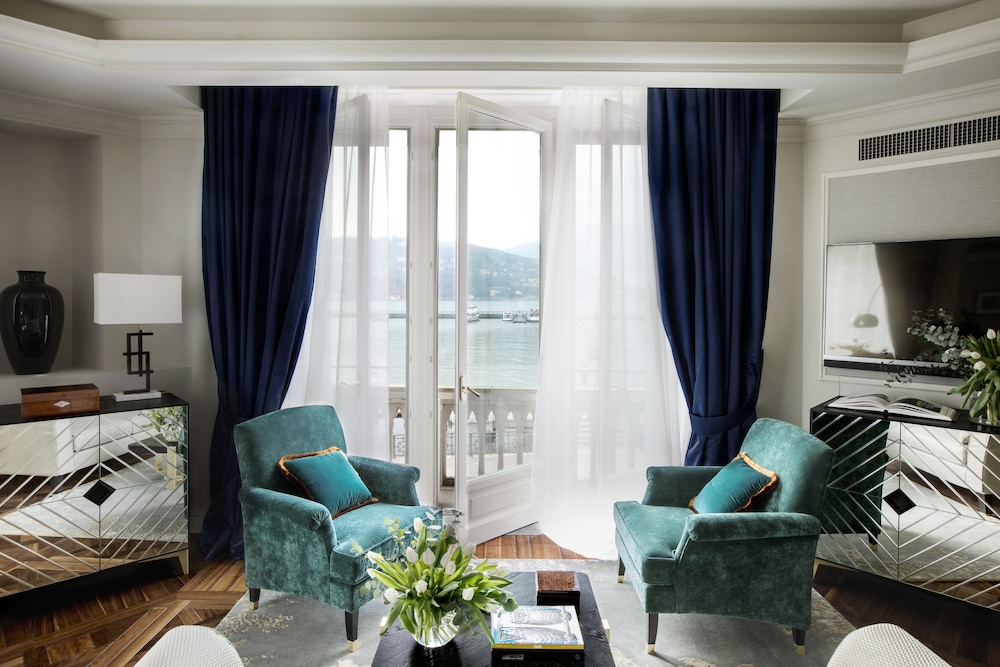 Junior Suite, 1 King Bed, Lake View, Corner
