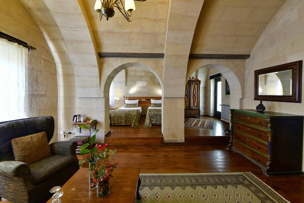 Superior Suite (Cave) - Photo 9