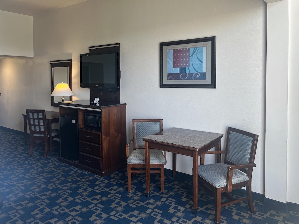 Deluxe Room, 1 Queen Bed, Non Smoking, Refrigerator & Microwave photo 1