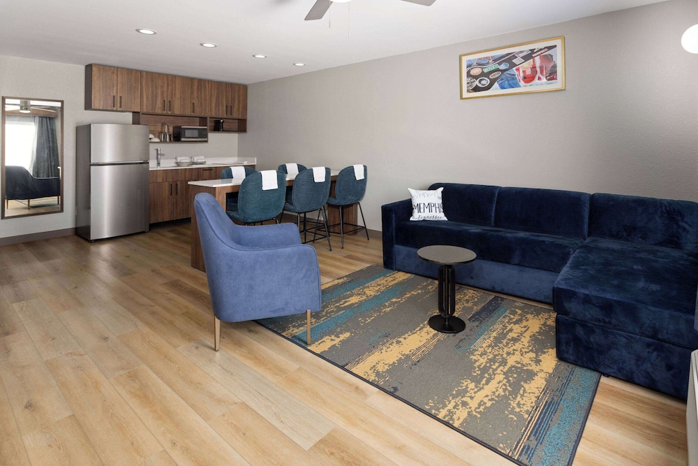 Room, Multiple Beds, Roll-in Shower, Non Smoking (Kitchen) - Photo 5