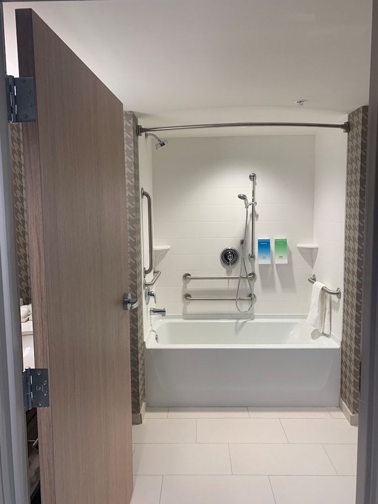 Suite, 1 King Bed, Accessible, Bathtub - Photo 2