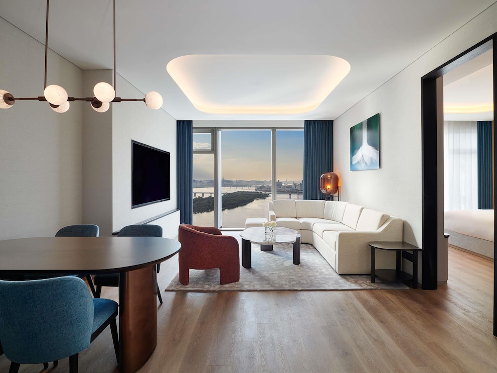 Premier Suite, 1 King Bed, River View - Photo 4