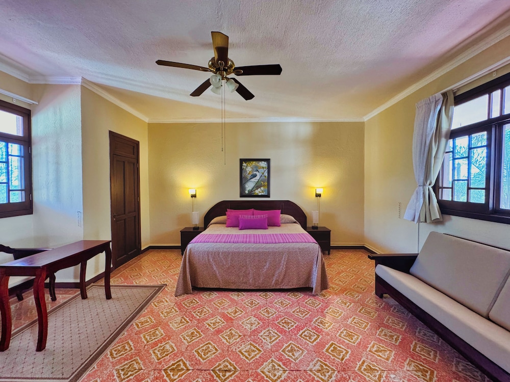 Deluxe Double Room, 1 Bedroom, Pool View, Tower photo 1