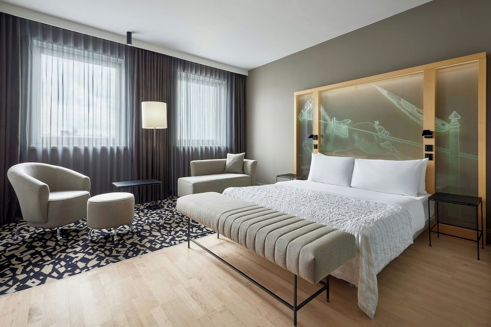 Deluxe Room, 1 King Bed photo 2