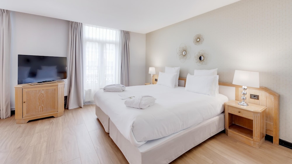 Junior Suite, 1 King Bed, Non Smoking (with Sofabed) - Photo 3