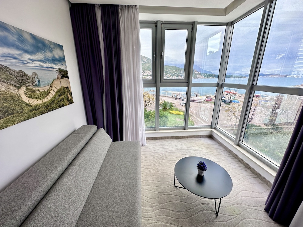 Deluxe Room, 1 King Bed With Sofa Bed, Pool Access, Sea View photo 1