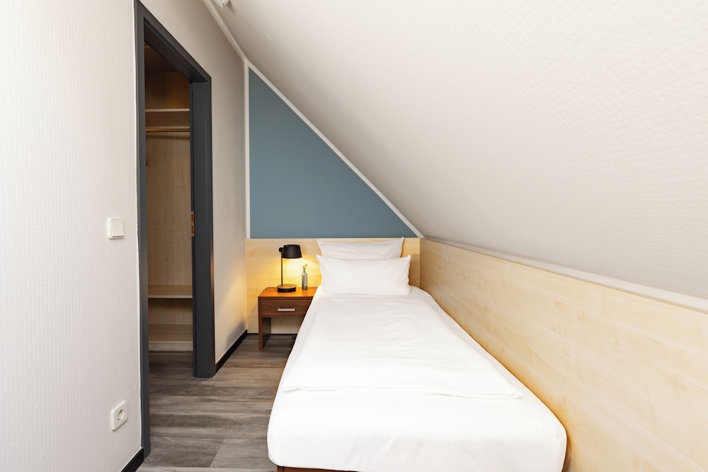 Premium Room, 3 Twin Beds - Photo 1