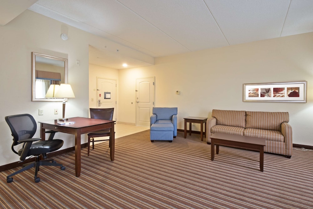 Studio Suite, Non Smoking (2 Queen Beds with Sofa bed) photo 3