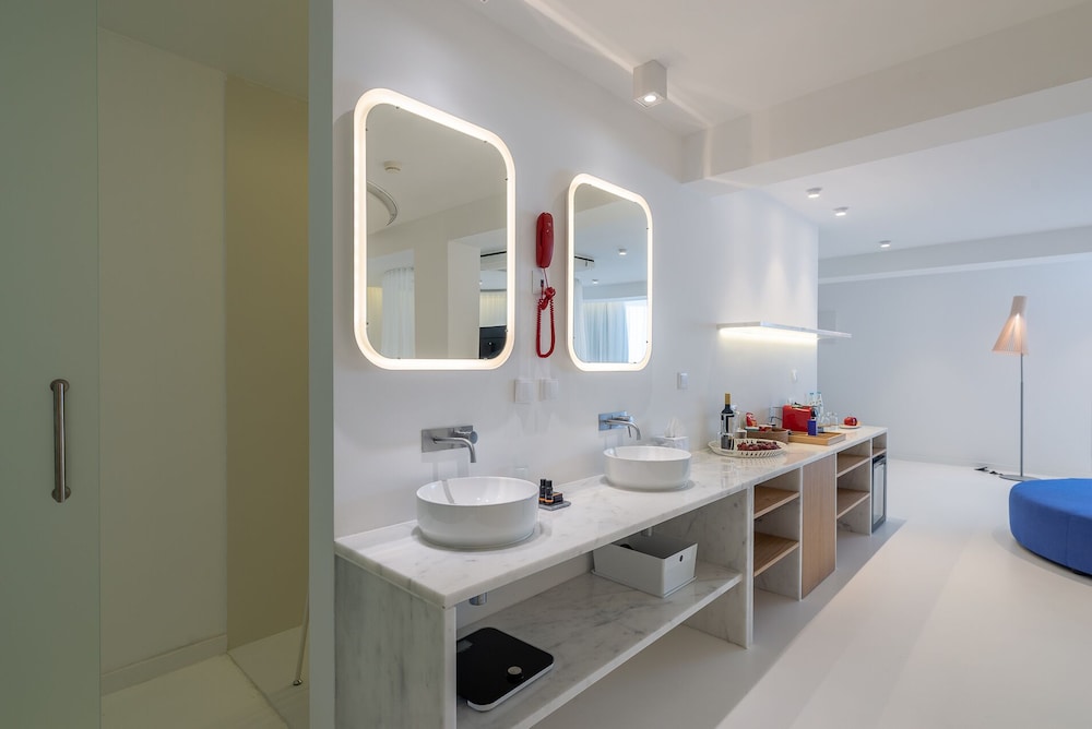 Suite (D'One)
