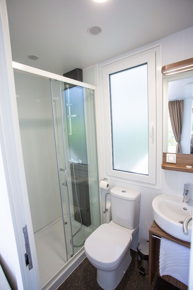 Basic Mobile Home, 3 Bedrooms, Resort View photo 3