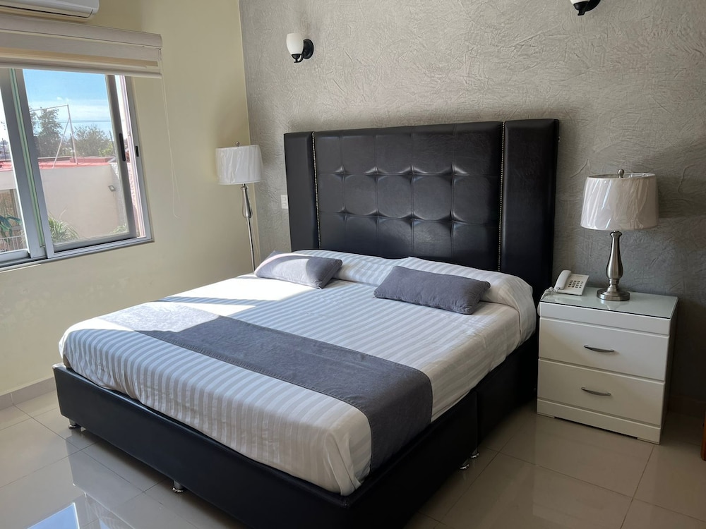 City Room, 1 King Bed