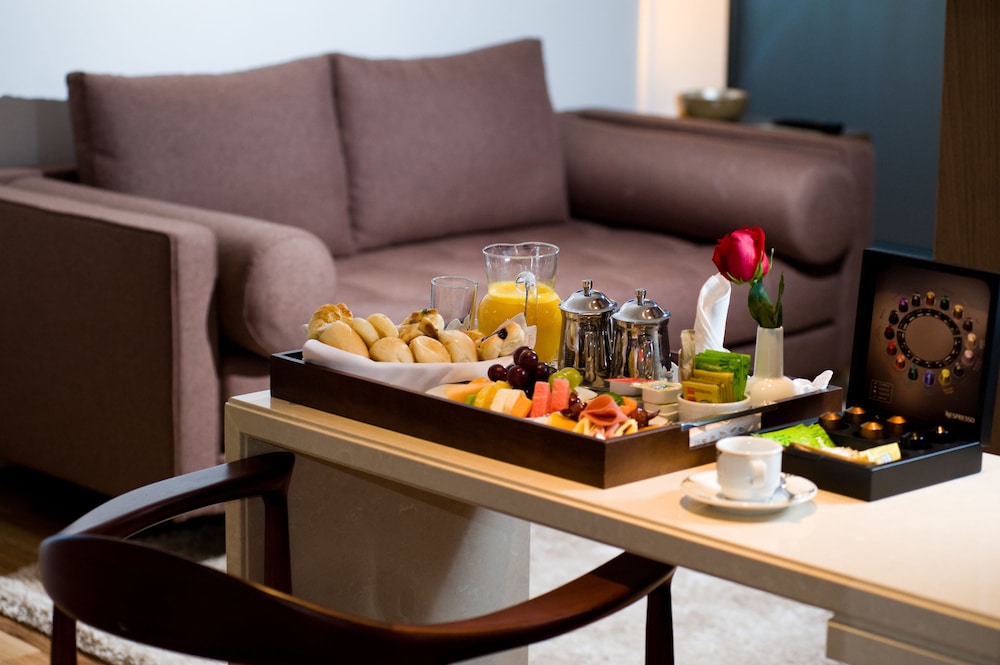 Executive Suite - Photo 2
