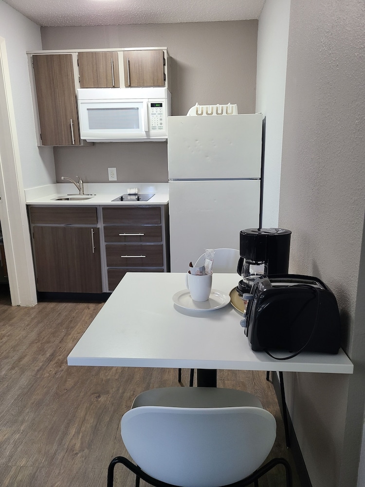 Deluxe Room, 2 Queen Beds, Smoking, Kitchenette - Photo 8