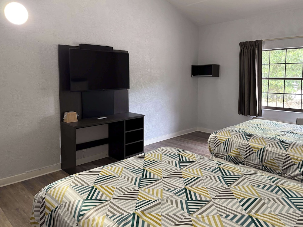 Standard Room, 2 Double Beds, Smoking - Photo 6