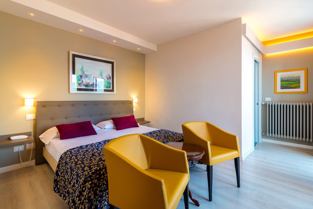 Suite, Balcony, Lake View photo 3