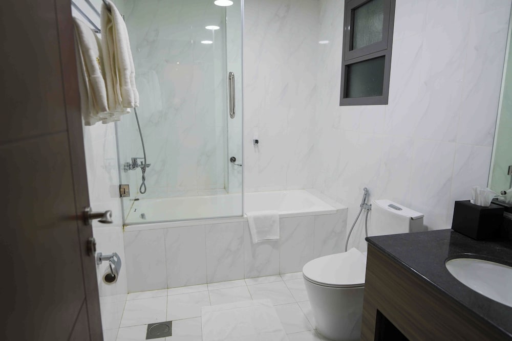 Executive Suite - Photo 12