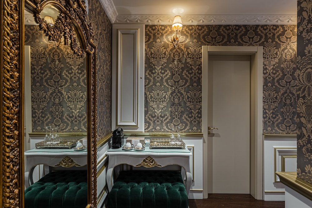 Deluxe Suite, Jetted Tub (Majestic) thumbnail 6