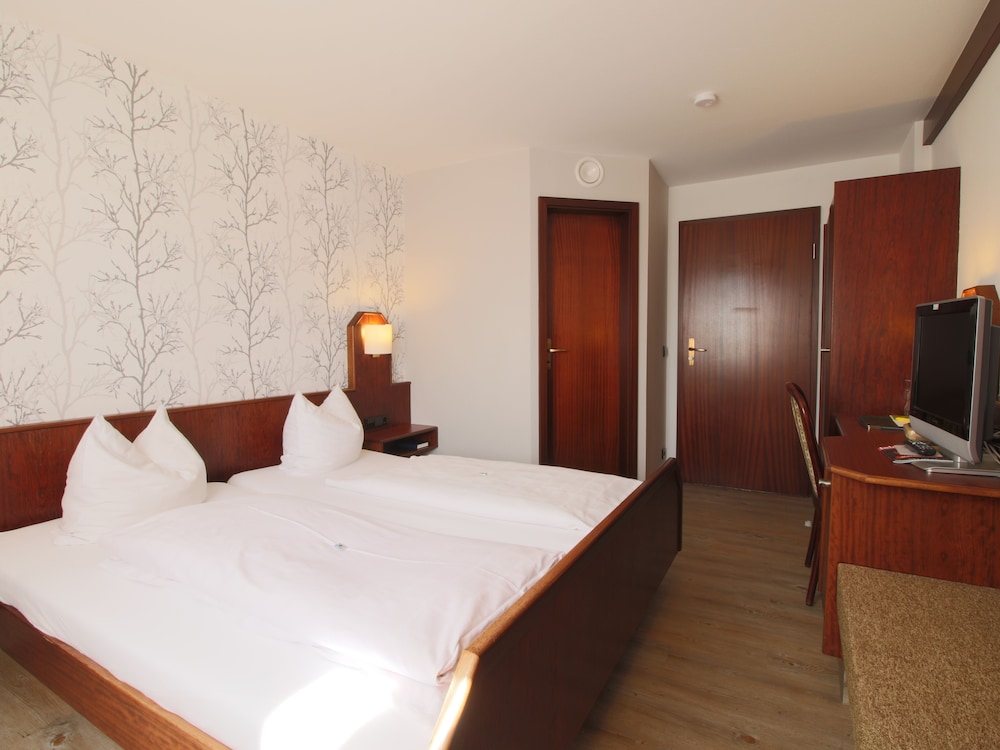 Comfort  Room B  main building photo 1