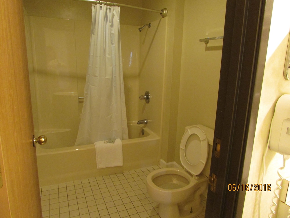 Standard Room, 1 Queen Bed photo 3