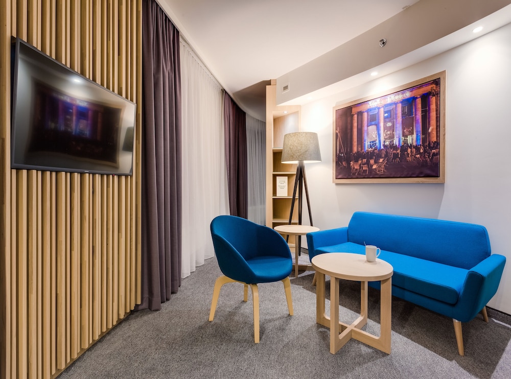 Suite, 1 King Bed, City View photo 2