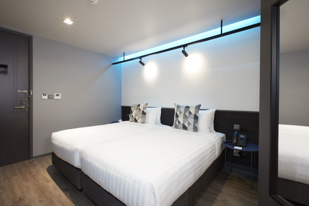 Superior Room with Balcony (2 Adults + 1 Child) photo 3